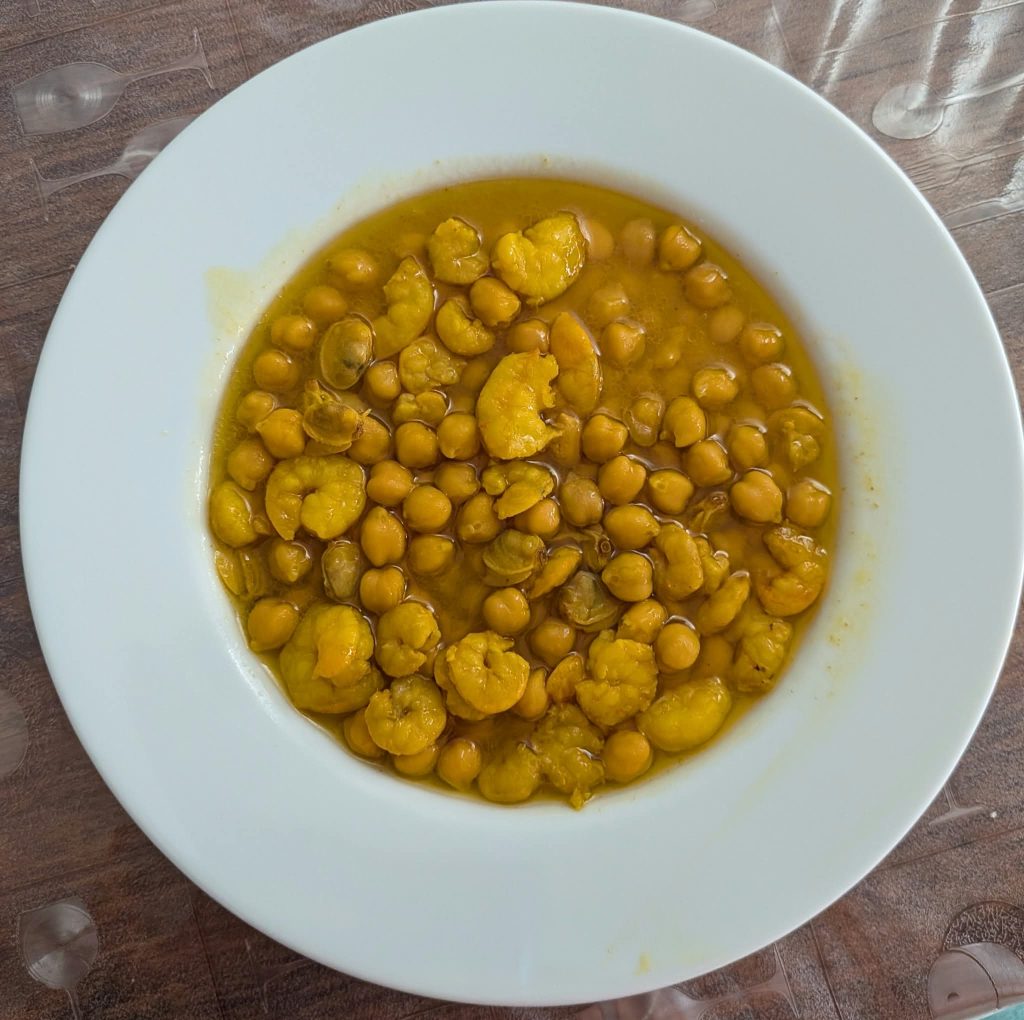 Potaje de garbanzos con gambas y almejas