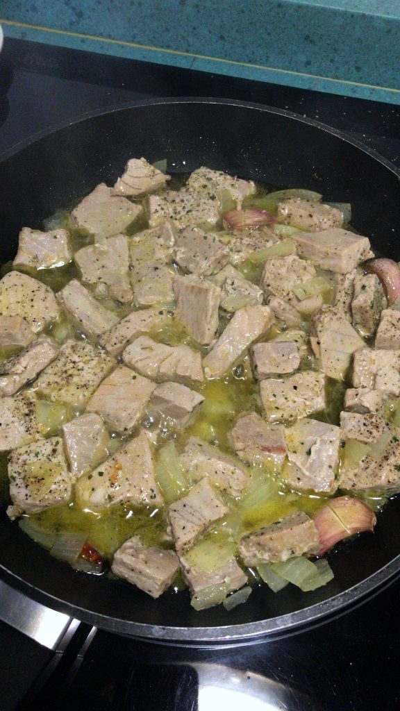 Bonito o atún encebollado