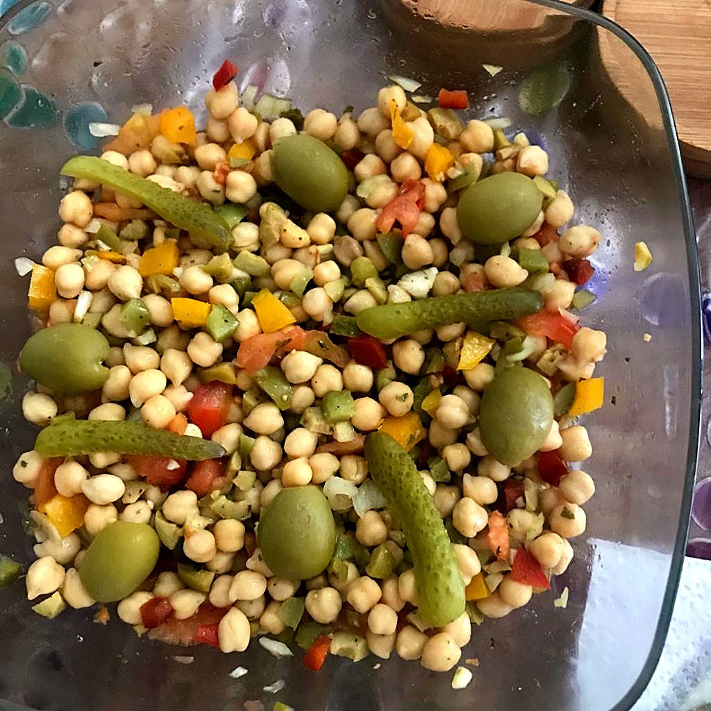 Ensalada de garbanzos. (Cortesía de mi esposa)