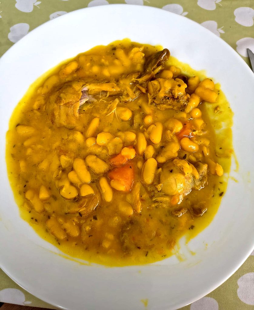 Plato de judías blancas guisadas con conejo