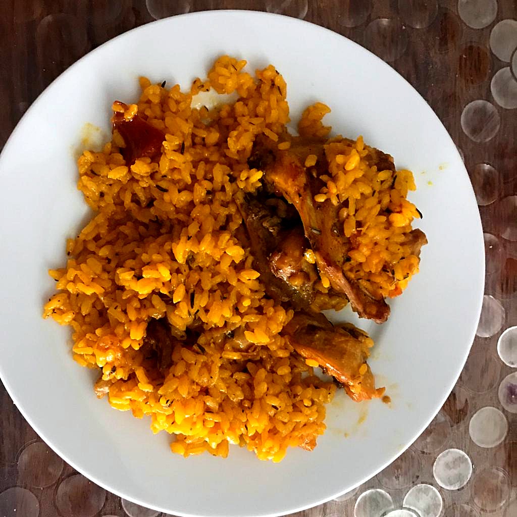 Paella de pollo y conejo.