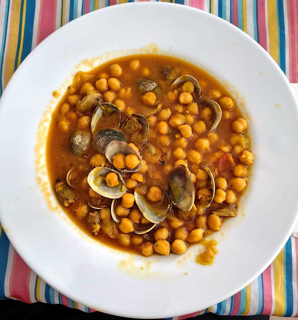 Potaje de garbanzos con almejas y calamar