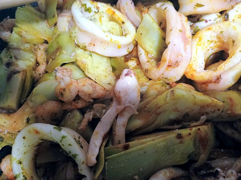 Revuelto de alcachofas, calamares y gambas (1)