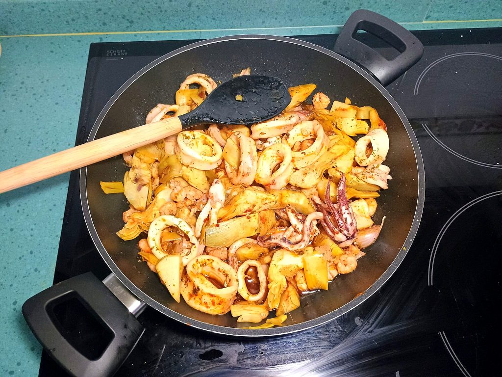 Revuelto de alcachofas, calamares y gambas (2)
