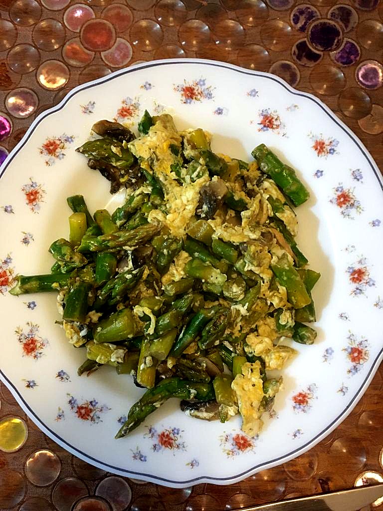 Revuelto de espárragos con champiñones