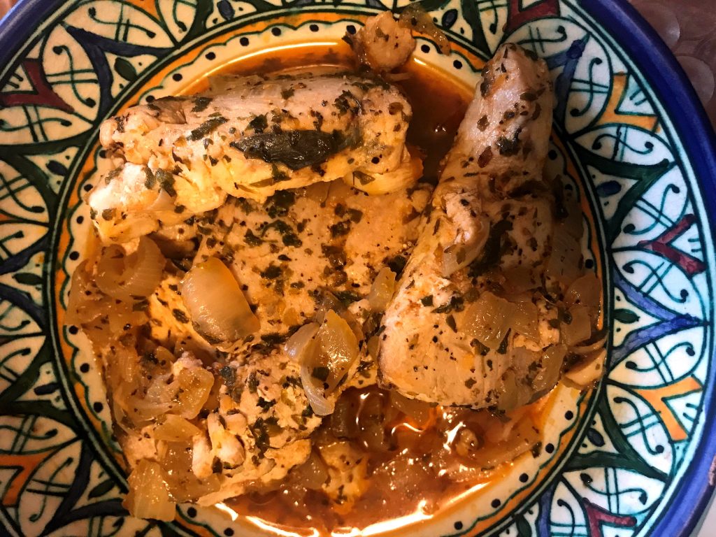 Rodajas de bonito encebolladas