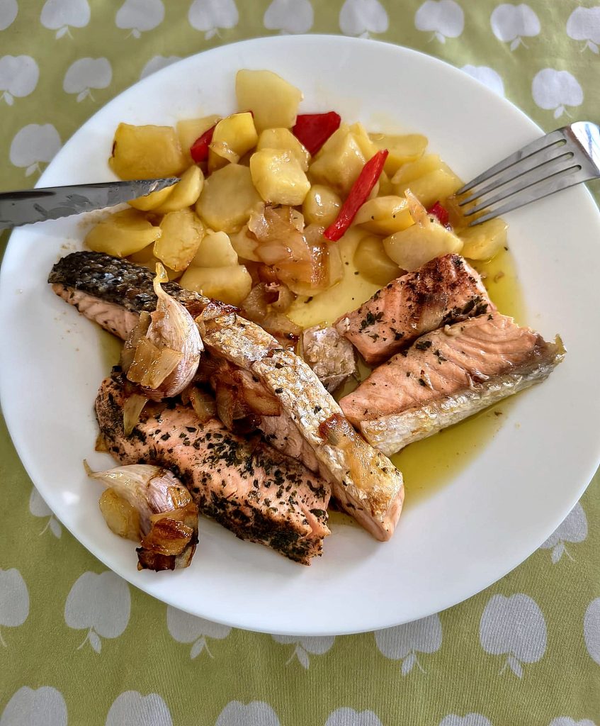 Salmón encebollado con ajos y patatas a lo pobre con pimiento rojo